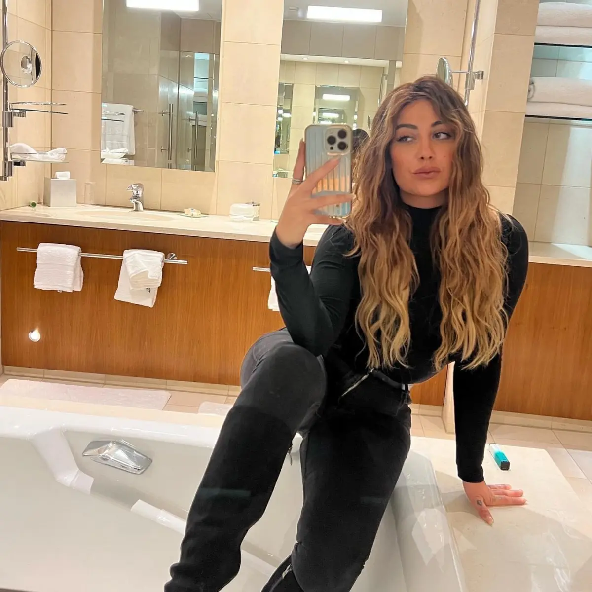 Faye escort in Dubai